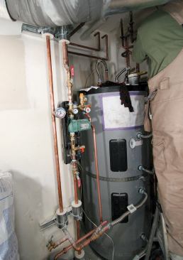 A circulator pumps heat transfer fluid between the storage tank and the solar collectors in response to a set-point control.