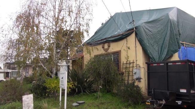 Tarps in place over the existing bungalow and its new second story, with framing in progress under the tarps. Gregor’s crew opened up the roof just as the weather began to turn rainy, and had to rush to protect the structure as a fierce Pacific storm was approaching with high winds and heavy rain. “For California, it was the ‘storm of the century,’” says Gregor. “A few lawn chairs blew over.”