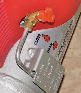 To drain air and water from both pontoons, you turn a single easily accessible lever.