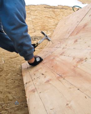 Installation: The carpenter filled in the sheathing.