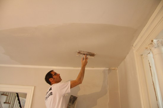 Remove and smooth with a wide taping knife, leaving the surface smooth and tight.