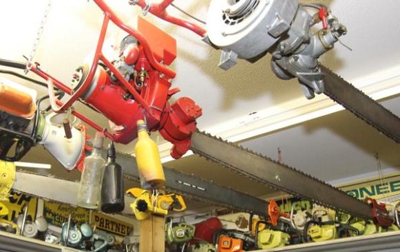 Those bottles hanging from the red saw would have contained kerosene or oil. The kerosene was used to remove pitch and the oil was used to lubricate the bar. In the early days they would have splashed or dribbled it onto the bar. By the 1930s STIHL had automatic oiling on some of its saws; the rest of the industry stuck with manual oilers until the mid1940s. Auto oiling didn’t fully take hold until the late 1960s.