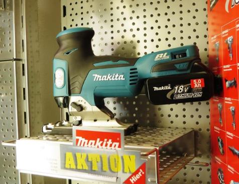 Makita does not sell cordless barrel grip models in the U.S., but they do in Europe, where barrel grip is the preferred configuration. The 5.0 Ah battery recently announced in this country is already available in Europe. The battery on this tool was impossibly light, because it was a dummy with no cells inside. I asked why and was told they have the same problem in Germany we have here; batteries in tool stores tend to grow legs…
