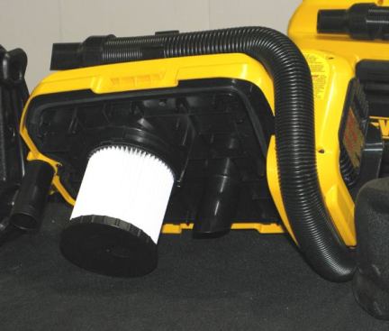 As with most vacuums, the lower part of the machine is a simple tank. The interesting parts are in the upper housing. Here you can see the filter, which on the AC/DC model is HEPA.