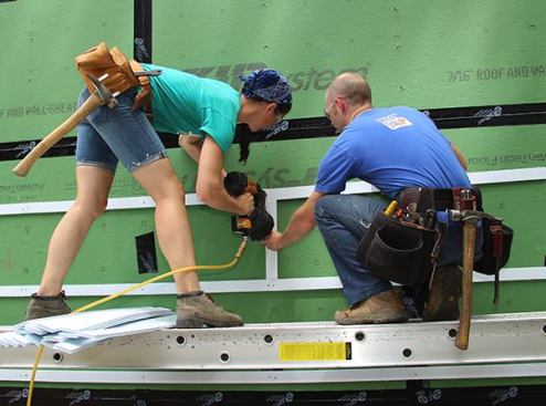 Project managers Laura Boyle and Stephen Daly set courses of corrugated drainable strapping using a vertical spacer as a gauge.