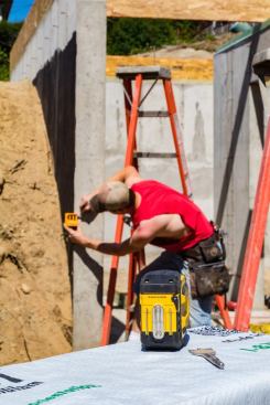 For outdoor work the laser pulses so that it can be used with a receiver (sold separately). Uhler found the level compatible with the PLS receiver that he already had on hand.