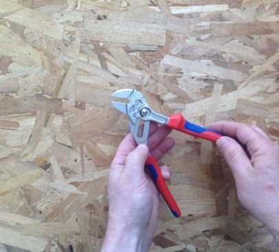 Opening the handles all the way causes the lower jaw to slide about 1/4 inch farther away from the upper.