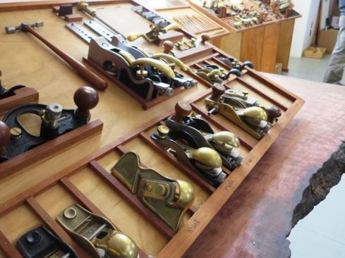 More hand planes here. The violin plane, the small one second row up three back from the end, reminds me of the tool Thomas Lie-Nielsen was showing around at the boat shop where I met him 30 years back—though the catalogue says it’s a new design.