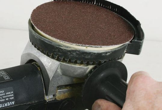 Effective dust collection depends on correctly positioning a moveable brush by rotating an auxiliary handle; turning the handle clockwise rotates the brush counterclockwise.