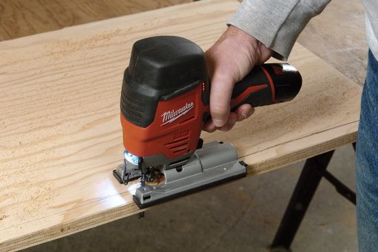 Powered by the compact battery, the tool made more than 19 feet of test cuts through 3/4-inch plywood on a single charge. Squeezing the trigger kicks on the LED headlight and (briefly) the LED battery gauge above the trigger.