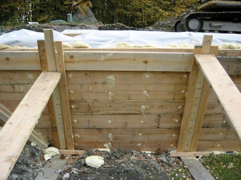 Closed-cell foam injected between the uneven stone wall and the shoring planks ensured consistent contact, eliminating areas of localized stress that could have caused the wall to fracture when straightened. A 4-mil poly slip sheet kept the foam from bonding to the stone.