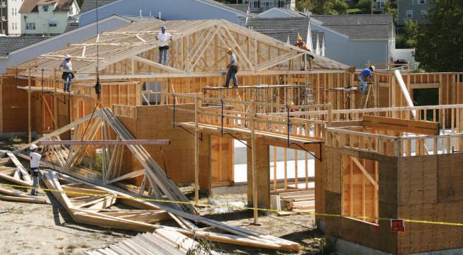 To eliminate any hazard to people not involved in the roof framing work, the crew marks out a controlled access zone.Tthe crew foreman, as the designated “competent person” for the site, decides who is or is not permitted to enter this marked-off area.