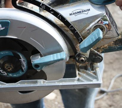 Makita and other manufacturers stiffen their saw bases with thickening ribs.