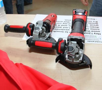 Milwaukee cut openings through the forward housings of these tools to show that the M18 FUEL cordless grinder on the right has more or less the same gears as the corded model on the left.