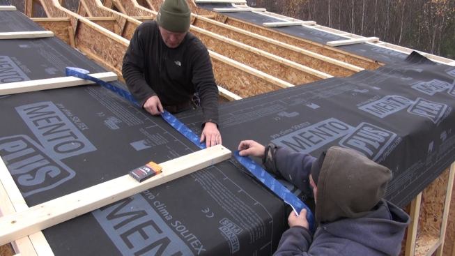 Taping the fabric seams with Pro Clima Tescon VANA tape.