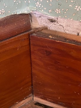 Either side of a mitered base cap can be removed first, but the baseboard itself is different. The overlapping piece on the right dictates starting on that side.