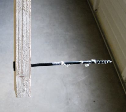 On a few occasions when the strapping did not split or pull through, the screw showed only a slight bend.