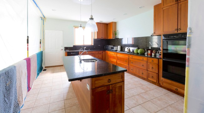 Walls of Protection Gockeler doesn't stint on finding ways to keep a project's dust and dirt from entering the rest of the house. He erects walls of plastic, puts eucalyptus boards and mats on the floors, and tapes every possible seam.