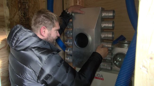 The supply distribution manifold for the Air Pohoda system is equipped with manually adjustable control dampers, allowing system airflows to be balanced and fine-tuned at the distribution box.