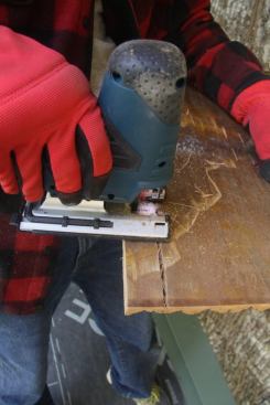 An on-board LED light illuminates the cut area so following a cutline is easy. The lack of an integral blower means manually removing sawdust as you go.