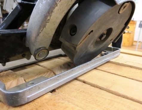You’re looking at the business end of a Festo dado saw designed to cut birds mouths in a single pass. Similar saws were once available in the U.S. but demand disappeared when production builders switched from stick-framed roofs to trusses. The few such saws I have seen in the U.S. were modified wormdrives from the 60s and 70s.