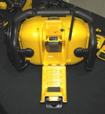 The DCR015 accepts 12V and 20V MAX batteries, which fit into a compartment on the back of the housing. The radio can charge the battery or be powered by it (when not plugged in).