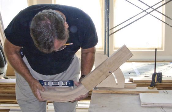 After first cutting the easing, I butt it up against the bench rail and use a torpedo level on the part of the fitting that is supposed to be level (the cap for a lower easing, or the top of the easing for the upper easing) to check the cut.