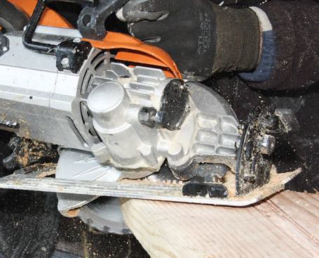 The blade guard on the Ridgid in action.