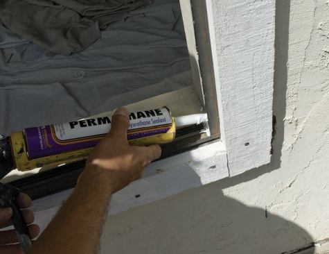 Applying sealant to the lower corners