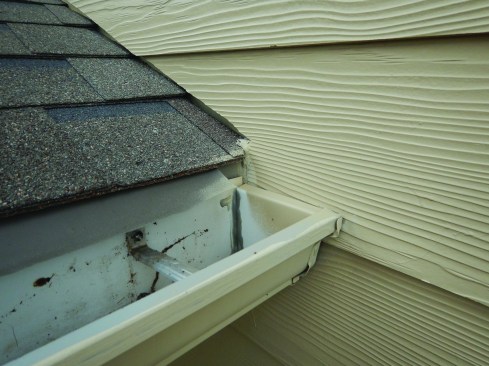 Note the absence of kick-out flashing.