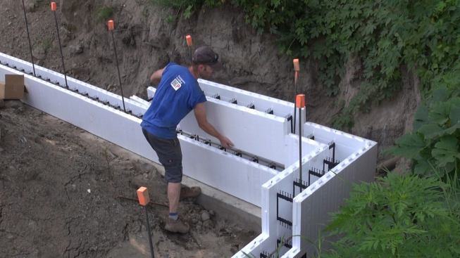 Steve Daly sets a wall form block, working from the corner toward the center of the wall.