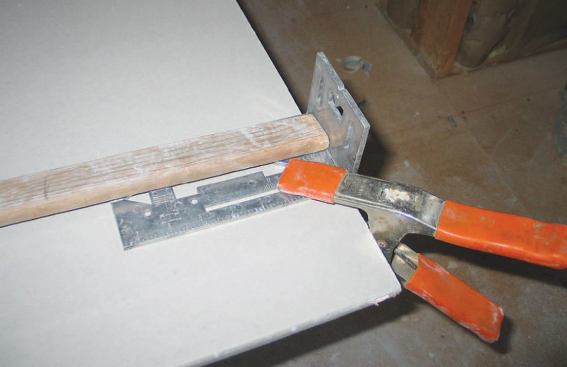 A Gomito universal carpenter’s square clamped to the panel acts as a stop for the measuring stick.