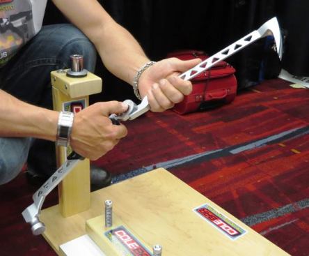 The tool can be broken into two pieces by separating the claw side from the head side.