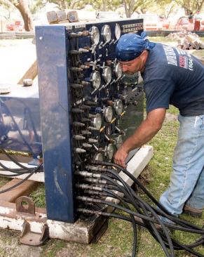 Each jack was connected to a hydraulic manifold powered by a diesel engine.