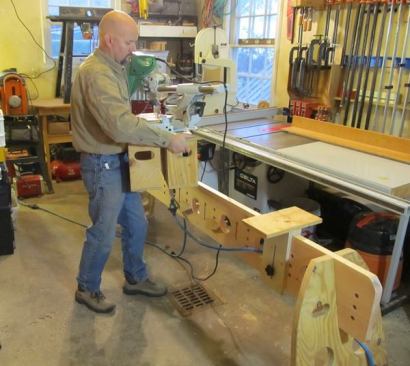 This is an interesting setup because instead of a plywood top rail that curves down to land on the floor; the top rail on this work station is a 2x10 or 2x12 supported by plywood leg sections. This would likely be an easier and more economical build than a conventional Tri-Horse, but perhaps not as stable on uneven ground (because it has 4 rather than 3 points of contact).