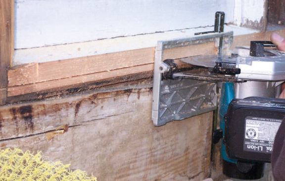 The author ripped kerfs in the sills to accept a custom-bent aluminum flashing.