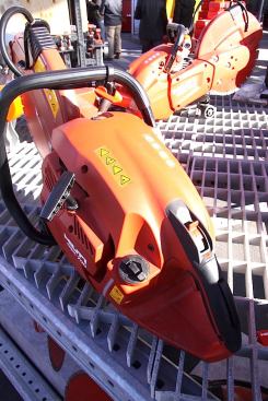 Notice anything missing? Hilti’s DSH 700 and DSH 900 gas-powered cut-off saws have a new starting technology that eliminates the need for a manual choke. Hilti calls it Easy Start technology: flip a switch and pull the cord.