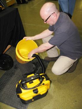 The blogger tries out the vac in cordless mode by collecting a couple of gallons of water.