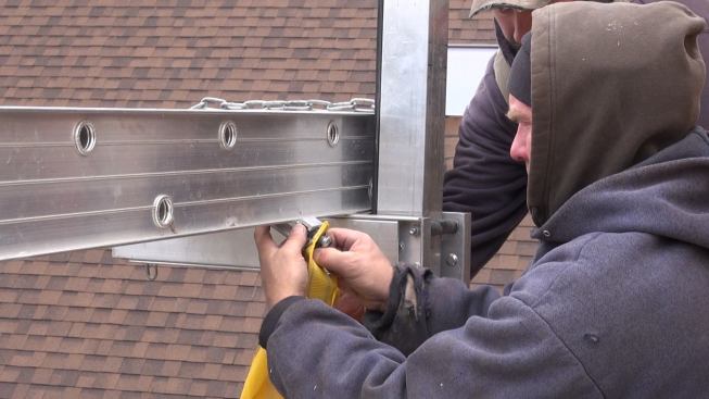 A closer look at the safety net clip.