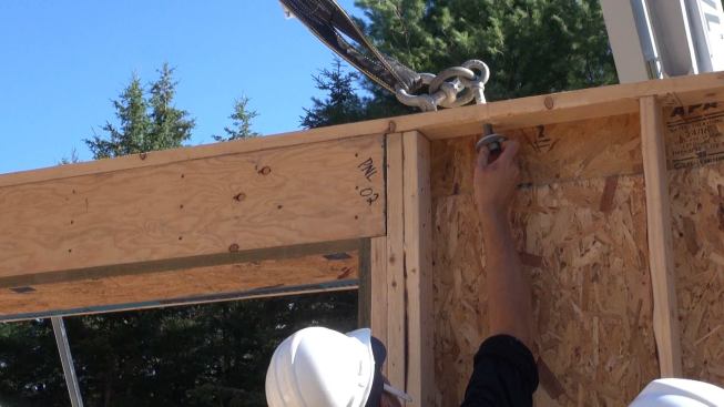 A closer look at the clevice and bolt used for lifting the panel.