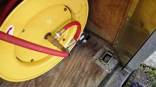 The air hose and electrical power cord pass through roller guides in the floor—which allows the door of the trailer to be closed without interrupting use of air and power. The idea for this came from Ron Paulk’s trailer.