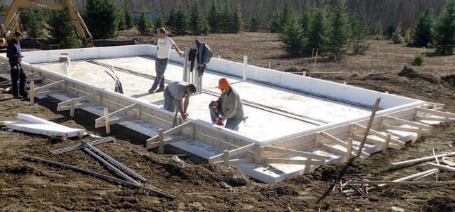 The author forms a monolithic, thickened-edge slab using 4-inch-thick foam board braced with framing lumber.