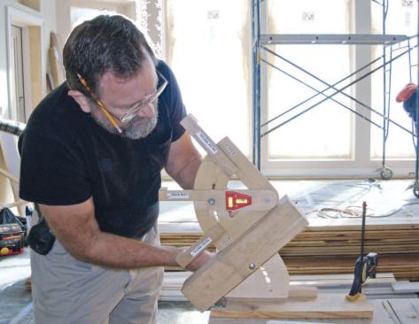 To set up the bench rail, I clamp it to the workbench so that the lower end is unobstructed. Then, using my easing protractor (which I've already set to cut the easing), I raise or lower the hinged arm until the protractor reads level and tighten the wingnut.