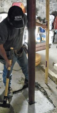 Once the column is in place, I use the sledge and my level to fine-tune the position.
