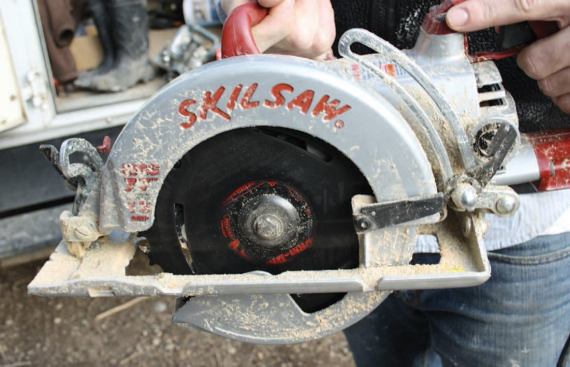 Skil reinforces its base by rolling its edges.