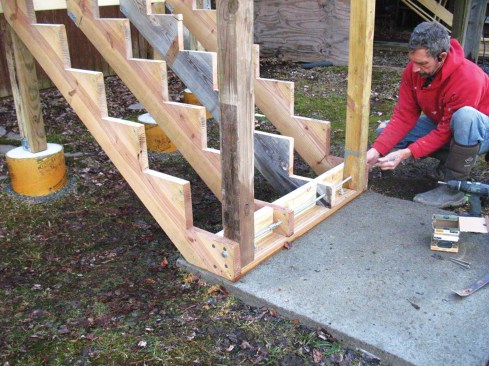 A 1/2-inch-diameter galvanized threaded rod that fits through prebored holes in the posts and stringers ties the assembly together.
