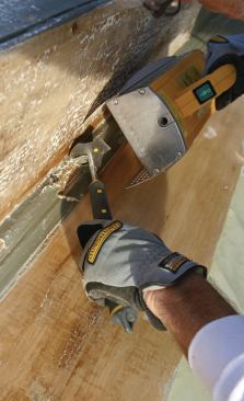 The Speedheater has a multisided profile scraper that allows it to remove paint from moldings as well as flat stock.