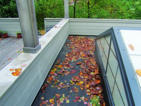 A parapet wall can be installed on posts, leaving most of the roof edge open for drainage.