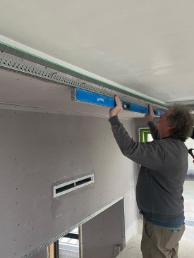 The valance plasterboard is finished off with corner bead on the outside and a stop bead at the top of the valance. Care is taken to ensure the bead is both level and straight. 