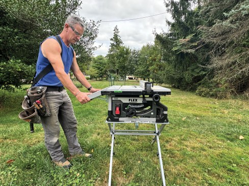 The author operates the fold-out support of the 8 1/4-inch saw.
